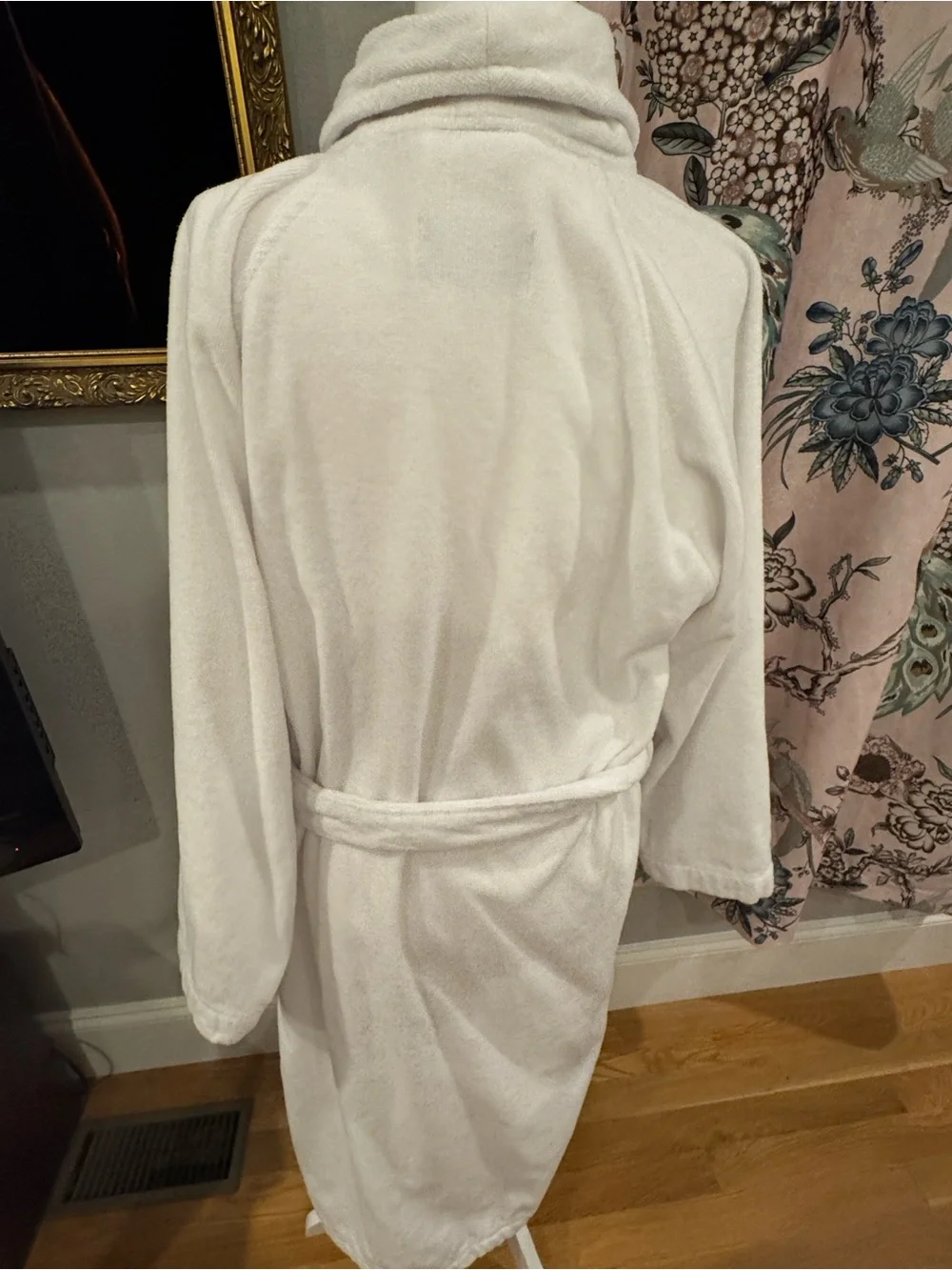 Frette White French Terri Plush Shawl-Collar Bath Robe with Belt never worn